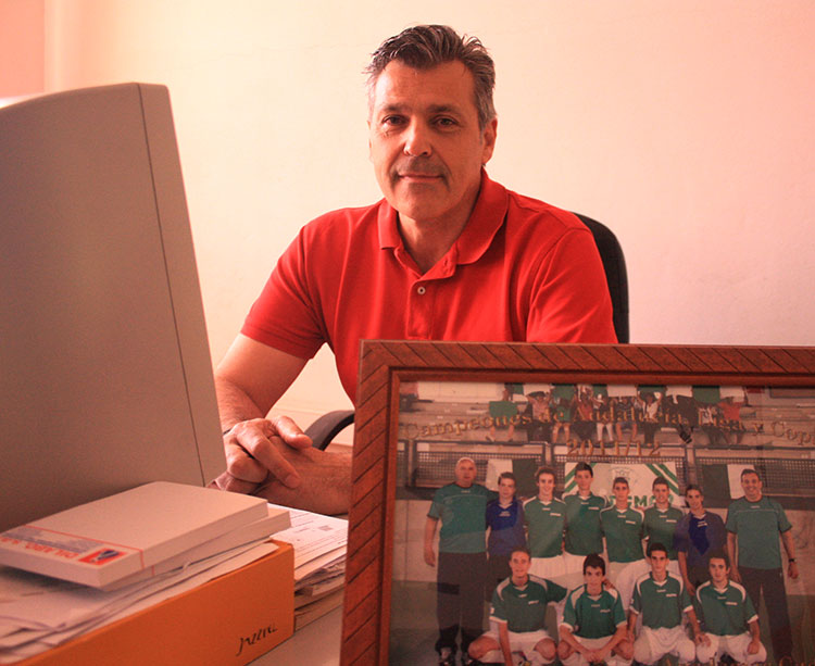 Paco Saavedra en su despacho de la Instalación Deportiva Municipal de Fátima