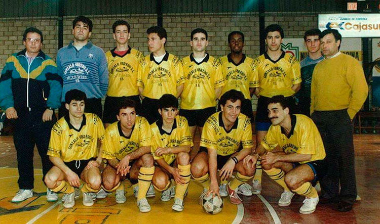 Paco Saavedra, a la izquierda de portero, en aquel Cajasur de finales de los ochenta