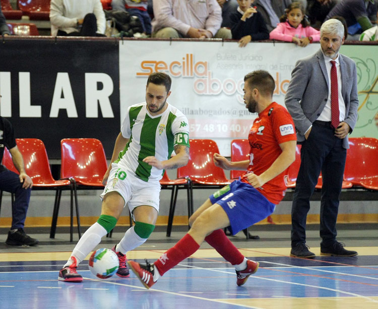 Manu Leal intentando regatear a un jugador de Mengíbar en el partido de liga regular