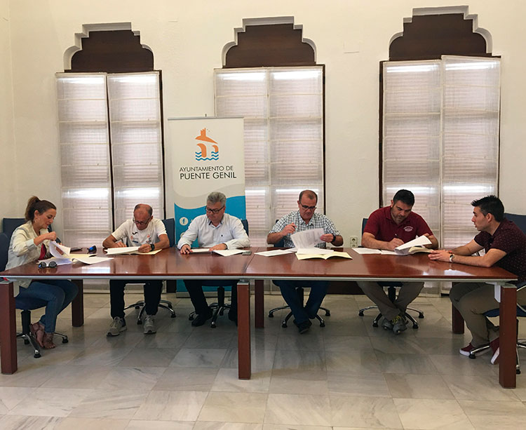 El alcalde de Puente Genil Esteban Morales con los representantes de los clubes beneficiados