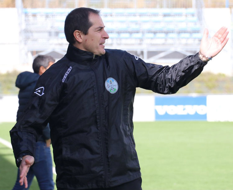 Diego Caro dando instrucciones a sus jugadores desde el área técnica