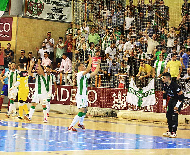 Los jugadores del Córdoba CF Futsal celebrando un gol don la afición