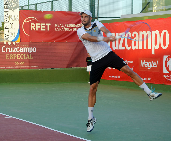 Andrés Artuñedo golpeando desde el fondo de la pista