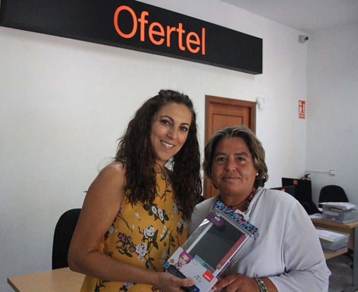 Denisse Ortega rebiendo la minitablet en Ofertel Orange