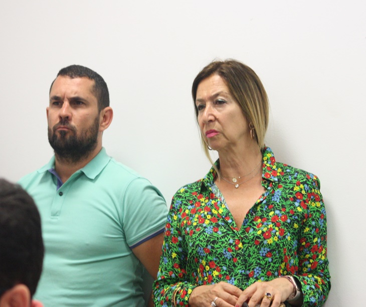 Magdalena Entrenas junto a Jorge Rodríguez de Cózar en su última aparición en la sala de prensa