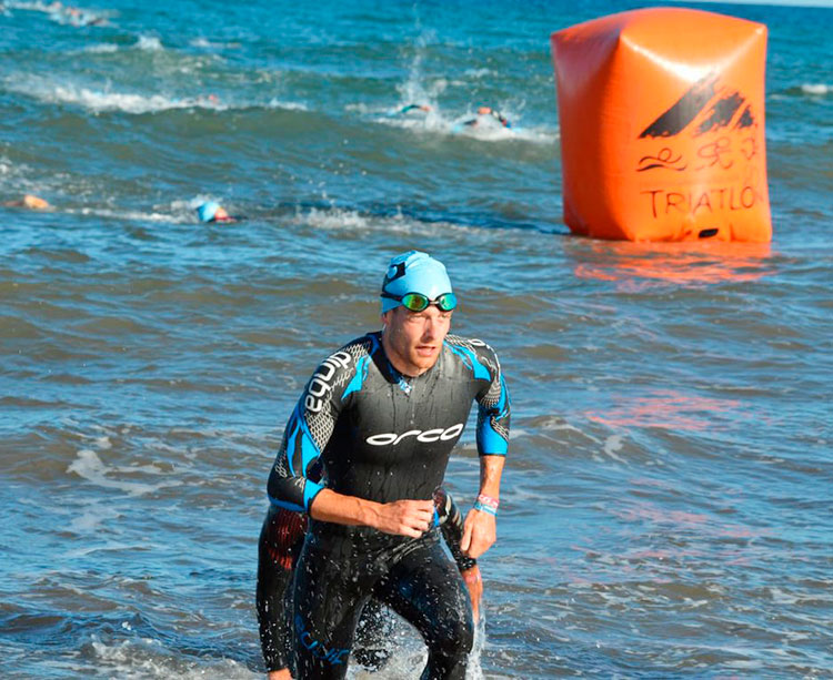 Camilo Puertas saliendo del segmento acuático en el Campeonato de España de Triatlón Cross en Pulpí