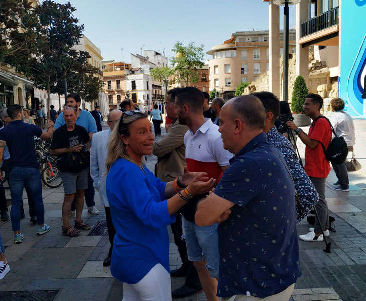 Isabel Albás charlando con Macario