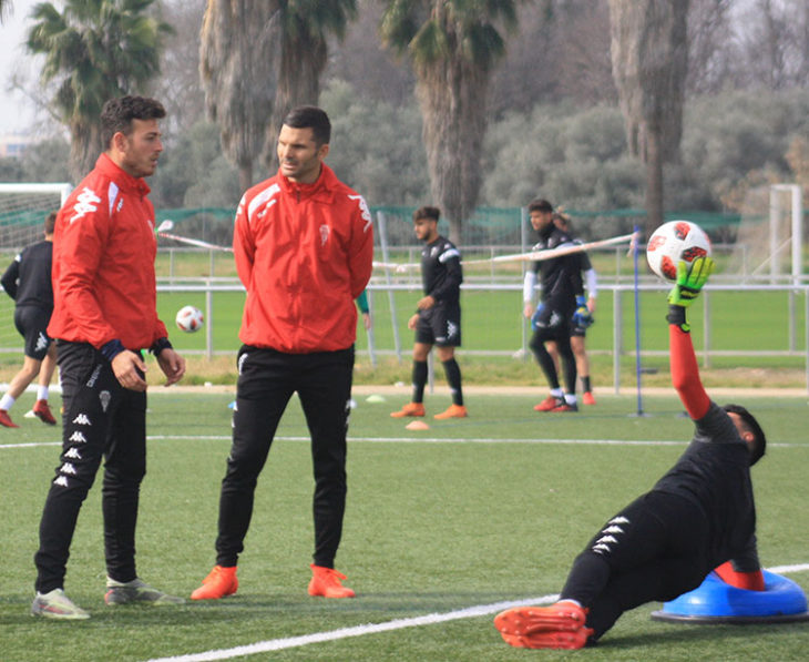 Alberto Montávez entrenando a los porteros con Andrés Armada supervisando la sesión