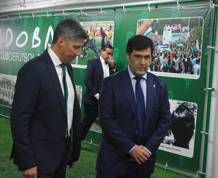 Alfredo García Amado, al fondo, mientras Jesús León y Alfonso Serrano atendían a los medios gráficos cne la premiere del vallisoletano.