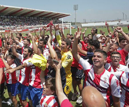 Los jugadores del Algeciras celebrando su goleada con los aficionados