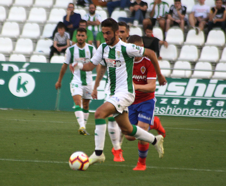 Andrés Martín avanzando con e balón controlado en el partido ante el Real Zaragoza
