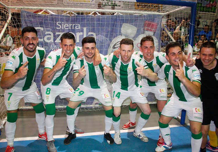 Lolo Jarque, César, Cordero y varios blanquiverdes más celebrando el ascenso