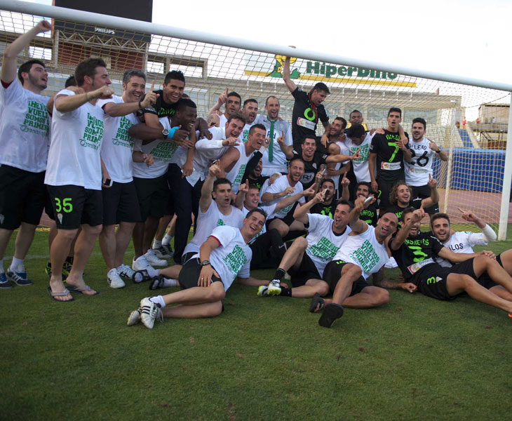 Los jugadores del Córdoba celebrando su ascenso en Las Palmas
