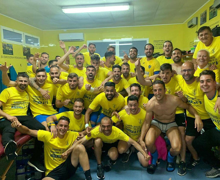 Los jugadores del Orihuela celebrando el ascenso en Los Arcos