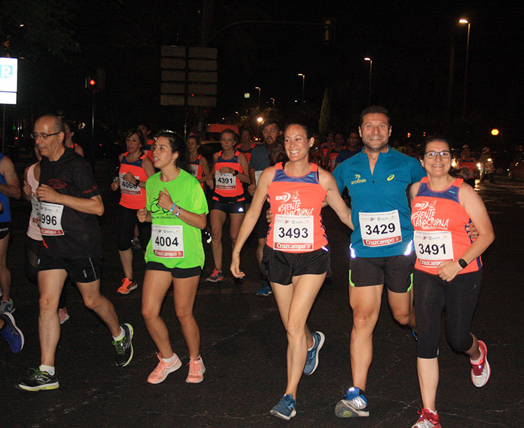 Tres amigos saludando a la cámara de Cordobadeporte en plena Nocturna