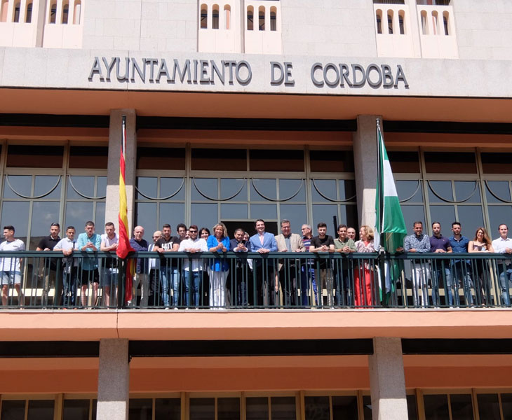 El equipo del Córdoba CF Futsal en el balcón del Ayuntamiento