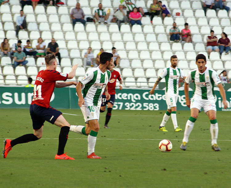 Bodiger recibe el balón en el partido contra Osasun