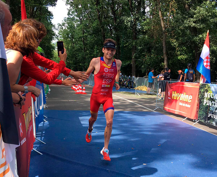 Camilo Puertas en el segmento final de la prueba de triatlón cross disputada en Rumanía