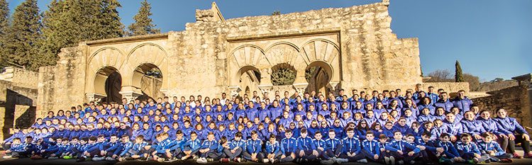 Todos los componentes de la base de Adecor posando en Medina Azahara
