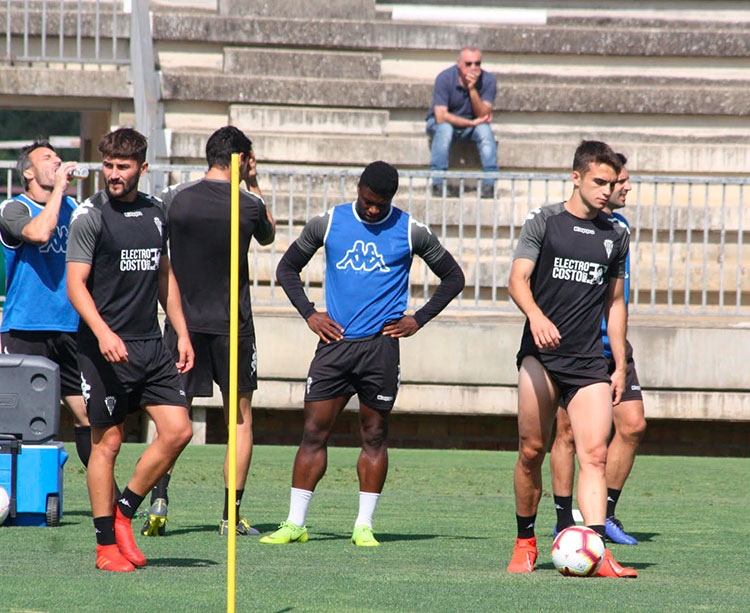 Carbonell entrenando esta semana con el Córdoba antes de viajar este lunes a A Coruña