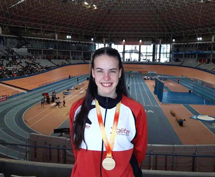 Carmen Avilés con su medalla