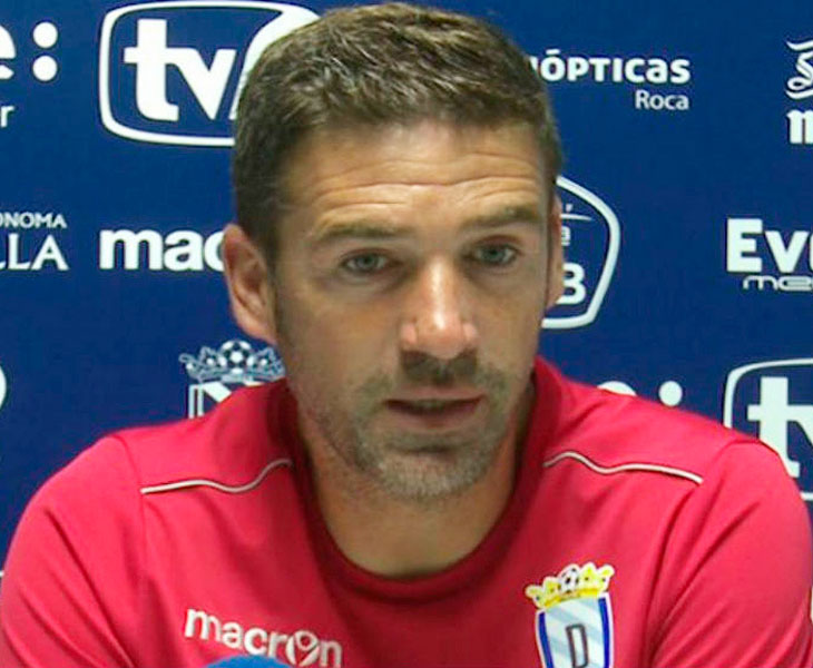 Luis Carrión en sala de prensa con el Melilla