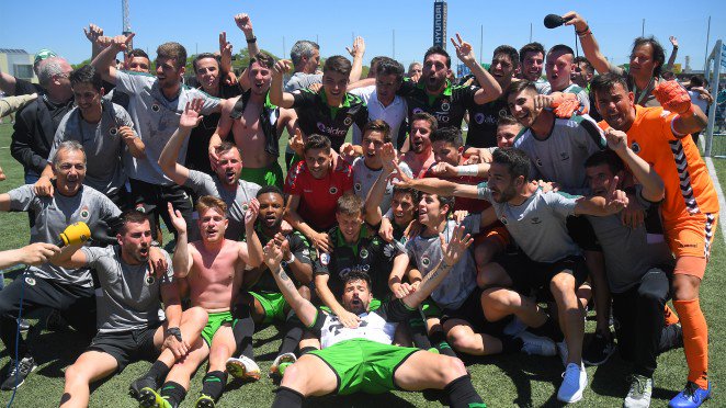 Los jugadores del Racing celebrando su ascenso ante el Atlético Baleares