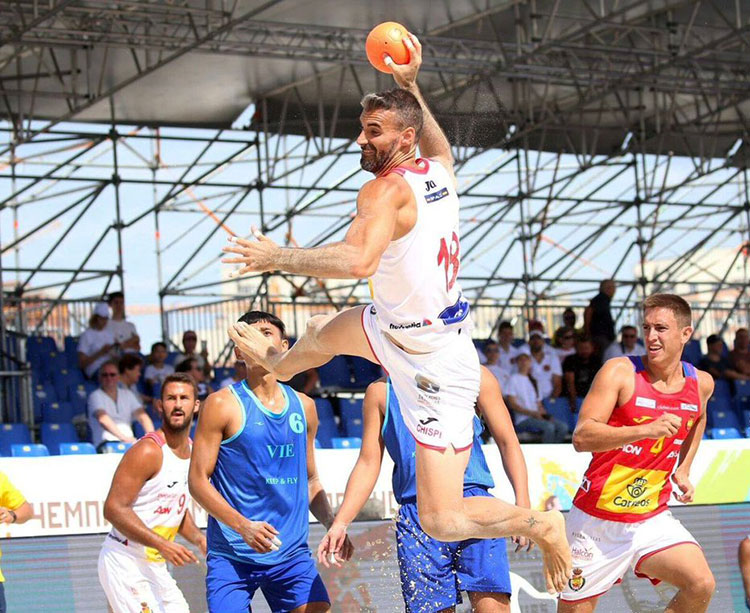 Chispi armando el brazo con al selección en el pasado Mundial de Kazan