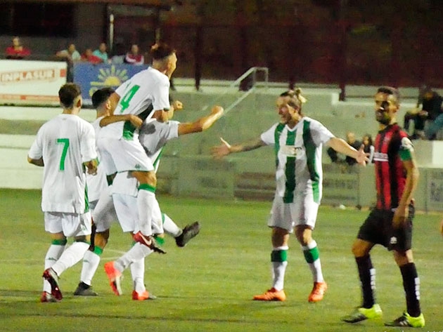 Los jugadores del Córdoba B celebrando su triunfo ante el Cabecense.