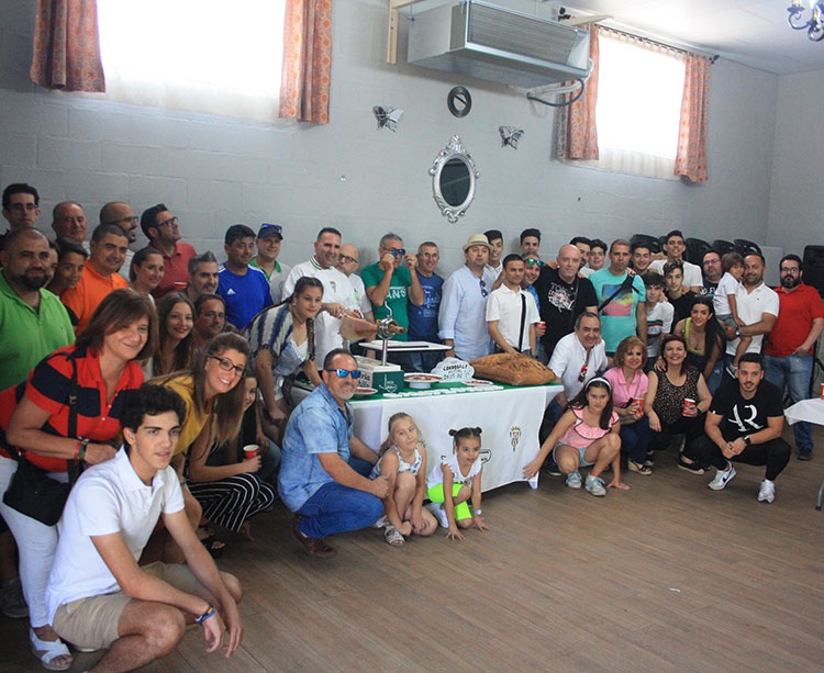 La familia del Córdoba CF Futsal se reunió en el Salón El Piensos Peña en el Camilo de las Quemadillas para rememorar su fiesta de la Tendillas de forma aún más humilde
