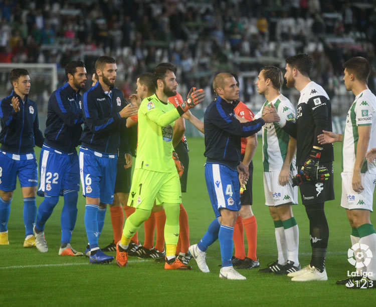 Los jugadores del Córdoba saludando a los del Dépor en el partido de ida