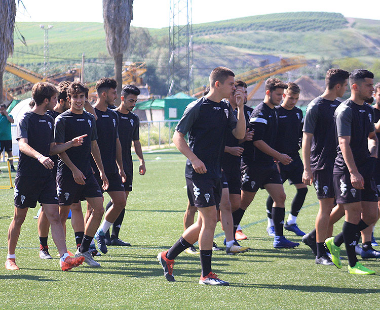 Varios jugadores del filial en uno de los últimos entrenamientos del equipo de Juan Marrero