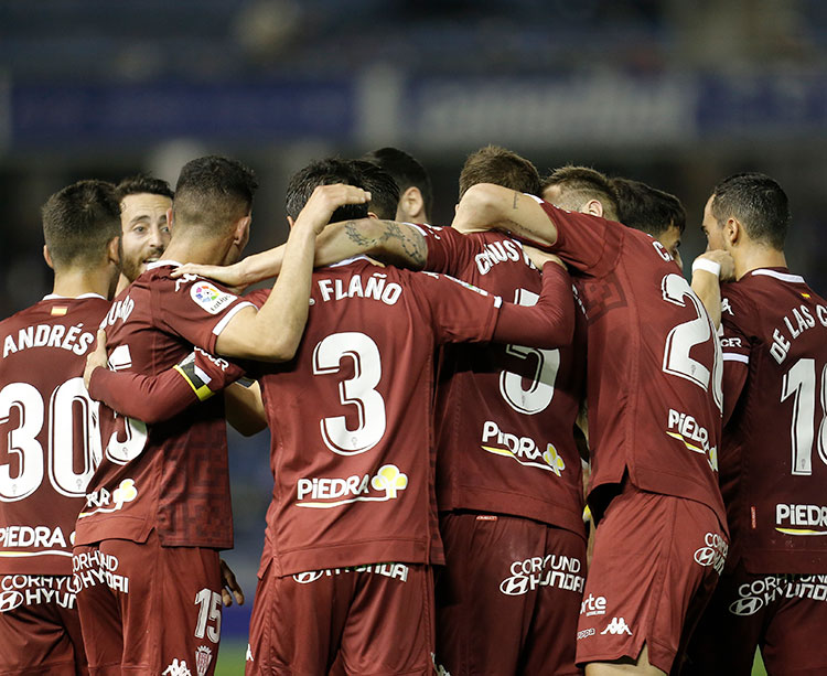 Una piña. Flaño celebrando el primer gol del Córdoba en la victoria de Tenerife.