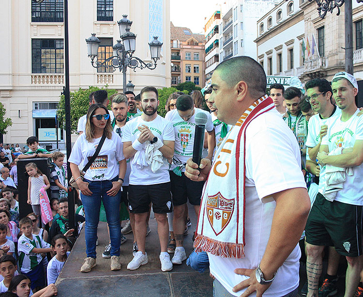 José García Román dirigiéndose a los aficionados en la fiesta del ascenso en Las Tendillas