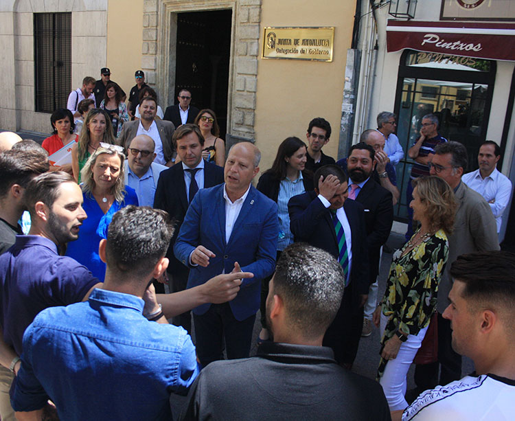 Javier Imbroda saludando a los integrantes de la plantilla del Córdoba CF Futsal con Manu Leal presentando a sus compañeros