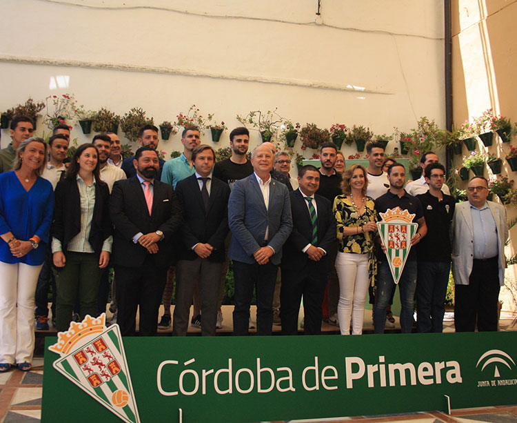 La foto de familia de Javier Imbroda con toda la plantilla del Córdoba CF Futsal