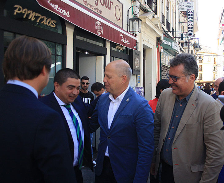 Javier Imbroda saludando a José García Román a su llegada a la Delegación de la Junta de Andalucía