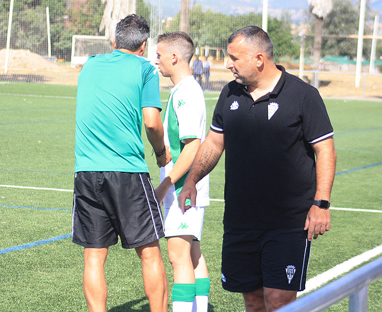 Javi Moreno en un partido del filial, con Gaspar Gálvez de espaldas dando instrucciones a sus pupilos