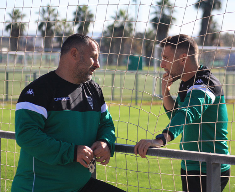 Javi Moreno departiendo con Pons, el preparador físico de Curro Torres