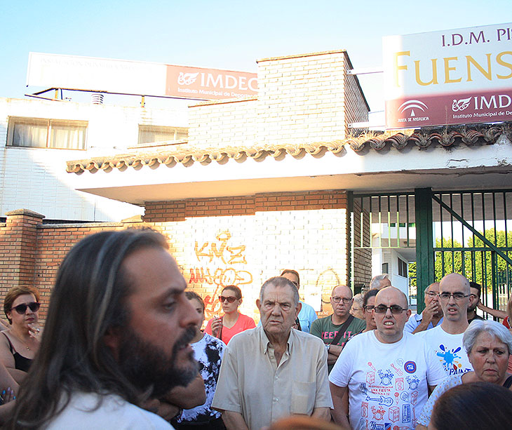 Javier Pérez dirigiéndose a sus vecinos para intentar coordinar los siguientes moviliaciones