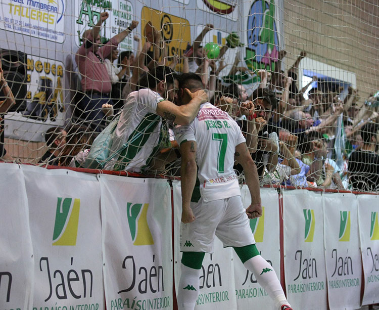 Jesús Rodríguez celebrando un gol con la afición cordobesista