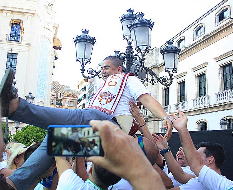 Manteado. José García Román, presidente del Córdoba CF Futsal, volando por los aires con sus chavales como pilar