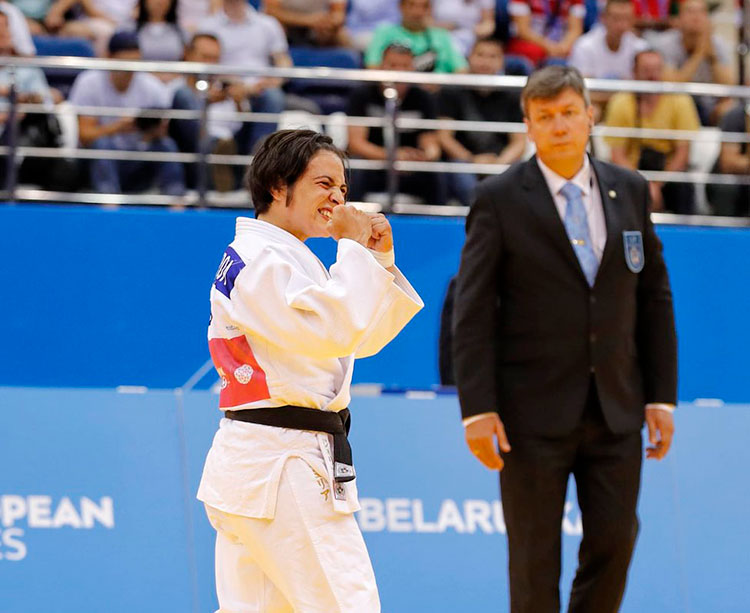 Julia Figueroa en el momento de su victoria ante la lusa Costa y su gesto tras saberse ganadora del bronce.