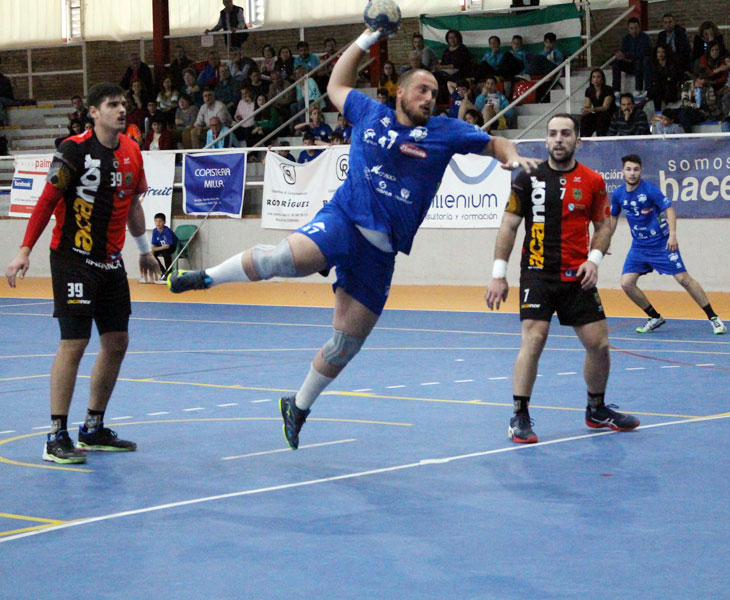 Julio Morgado goleando en seis metros