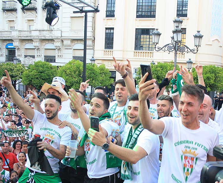 Los jugadores del Córdoba CF Futasl coreando a sus compañeros en su subida al escenario