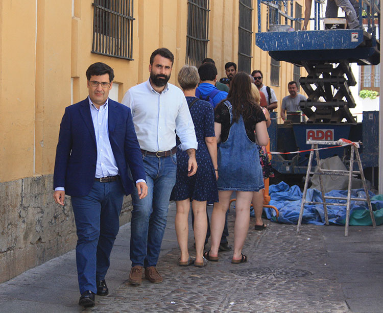 Chapa y pintura. Jesús León y Alberto Mayoral, su mano derecha en los despachos, con el que pretende remodelar todo un club que podría decirse que está de obras