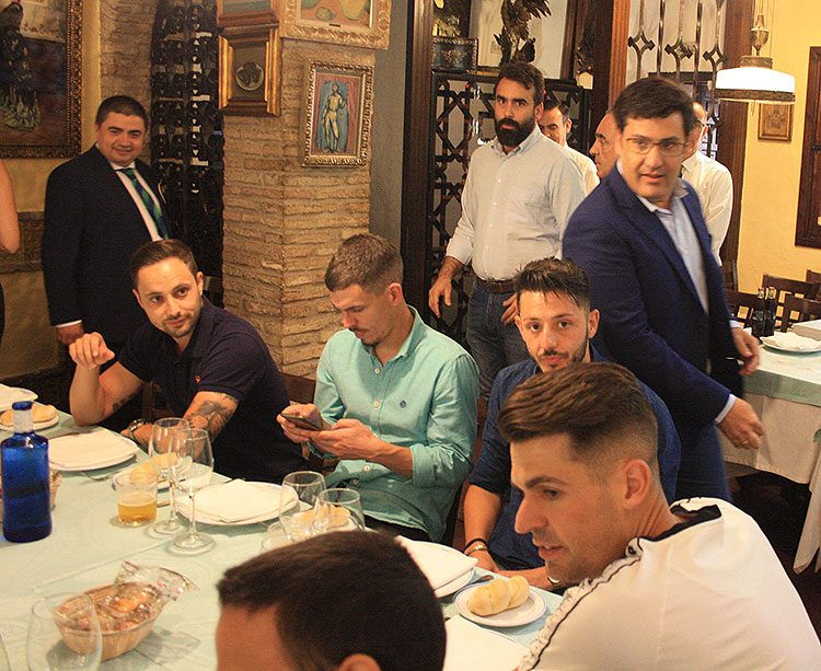 Jesús León a su llegada al salón de El Churrasco, acompañado por Alberto Mayoral, donde le esperba toda la plantilla del Córdoba CF Futsal