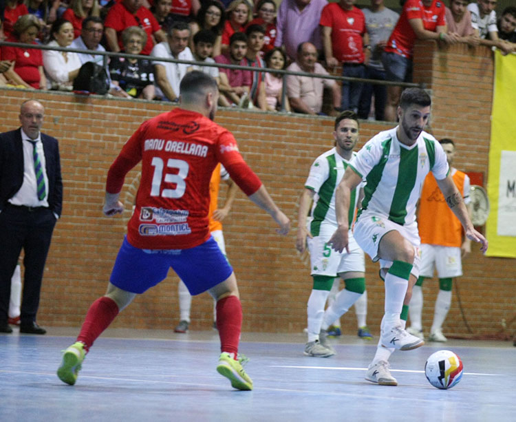 Lolo Jarque pisando el balón ante un jugador del MengíbarLolo Jarque pisando el balón ante un jugador del Mengíbar