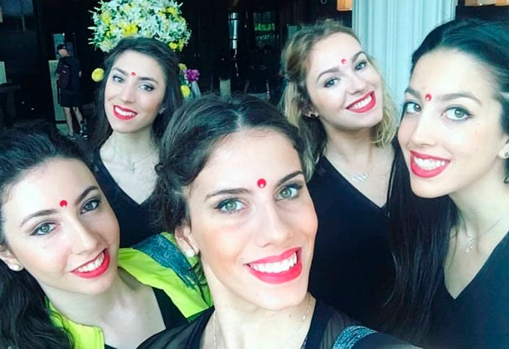 Lourdes Mohedano junto a sus compañeras de la selección española durante el rodaje del documental realizado en la India