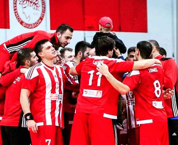 Luisfe celebrando su primer título de liga con el Olympiakos
